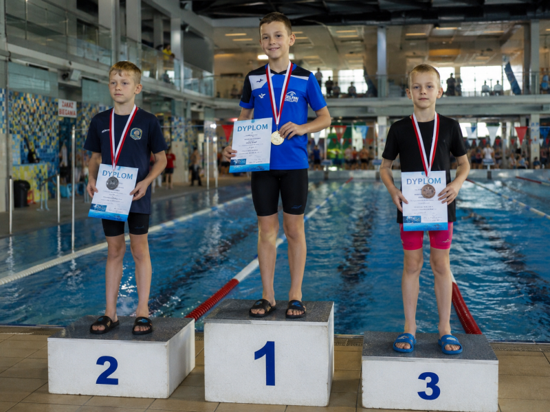 Pułapka młodzieńczego podium. Jak mądrze prowadzić młodego pływaka według Rekinek Team